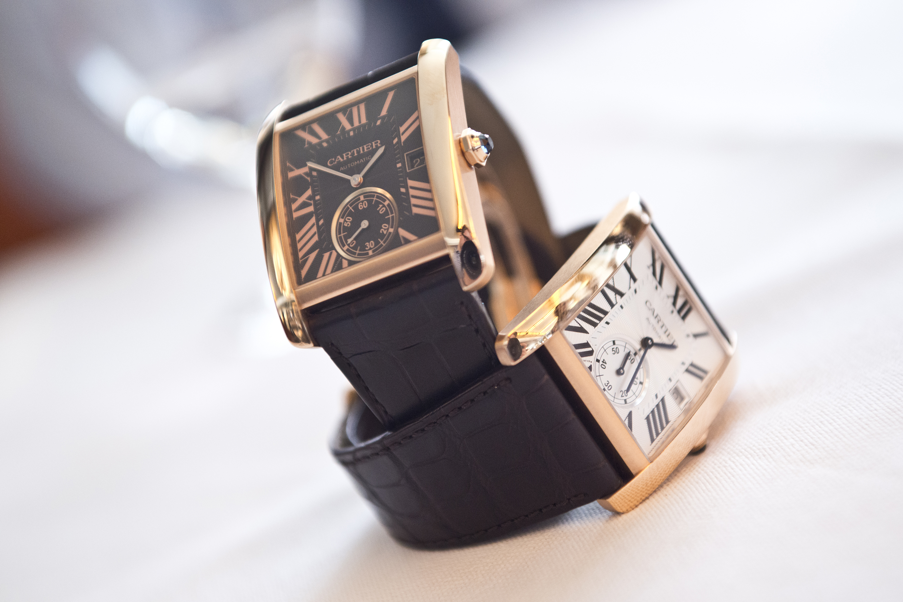 ▻▻ Hands-On: A Closer Look At The New Cartier Tank Must